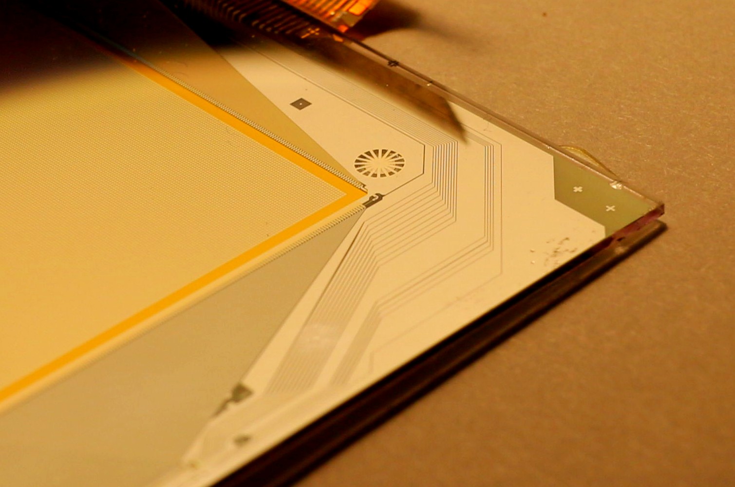 Экран электронной книги на технологии E-Ink: матовая поверхность отражает свет, текст виден без подсветки