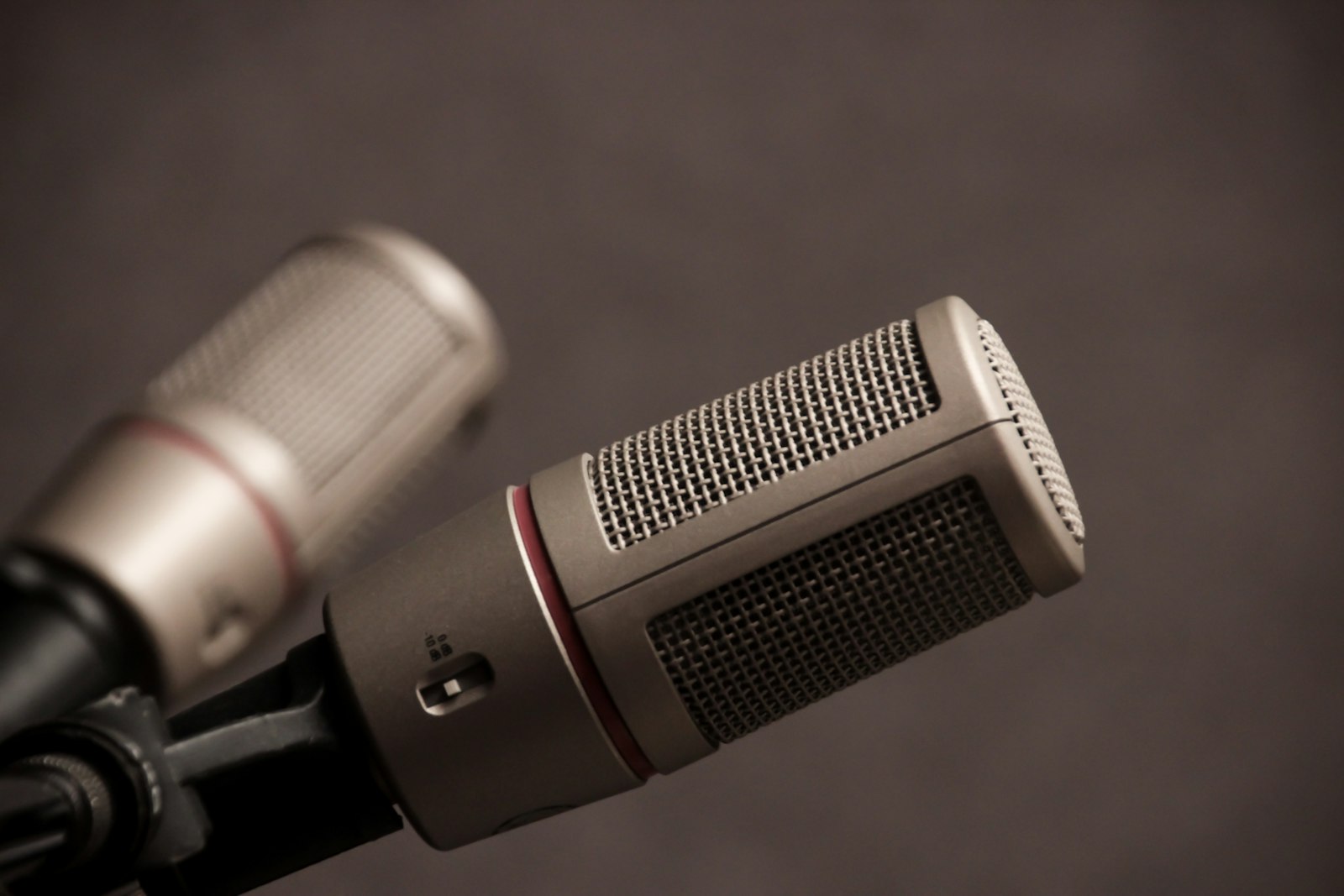 Сравнение USB-микрофона и XLR-микрофона на стойках