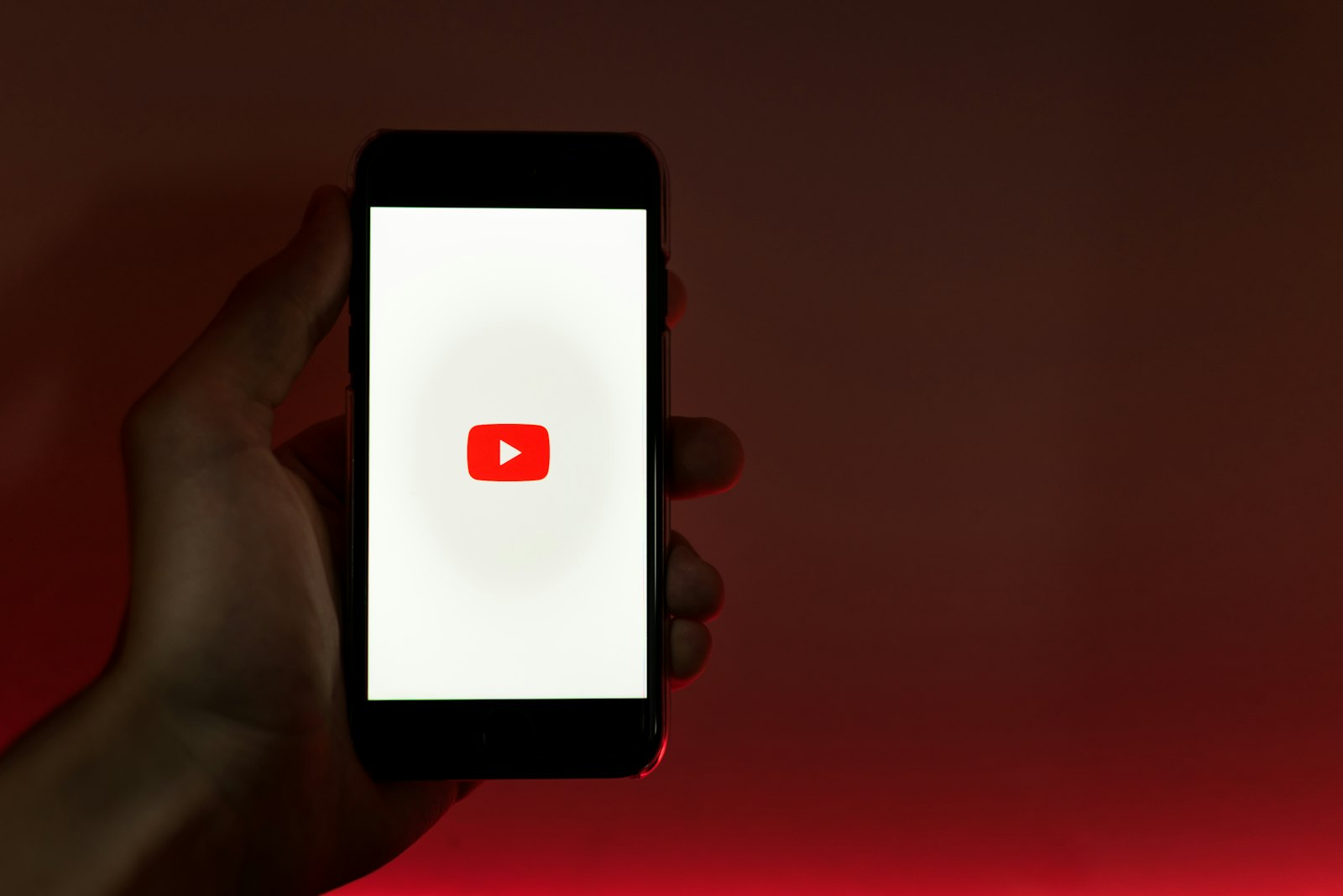 Тонкий смартфон на светлом фоне — Sony Xperia 10 VIII OLED 120 Гц 2026