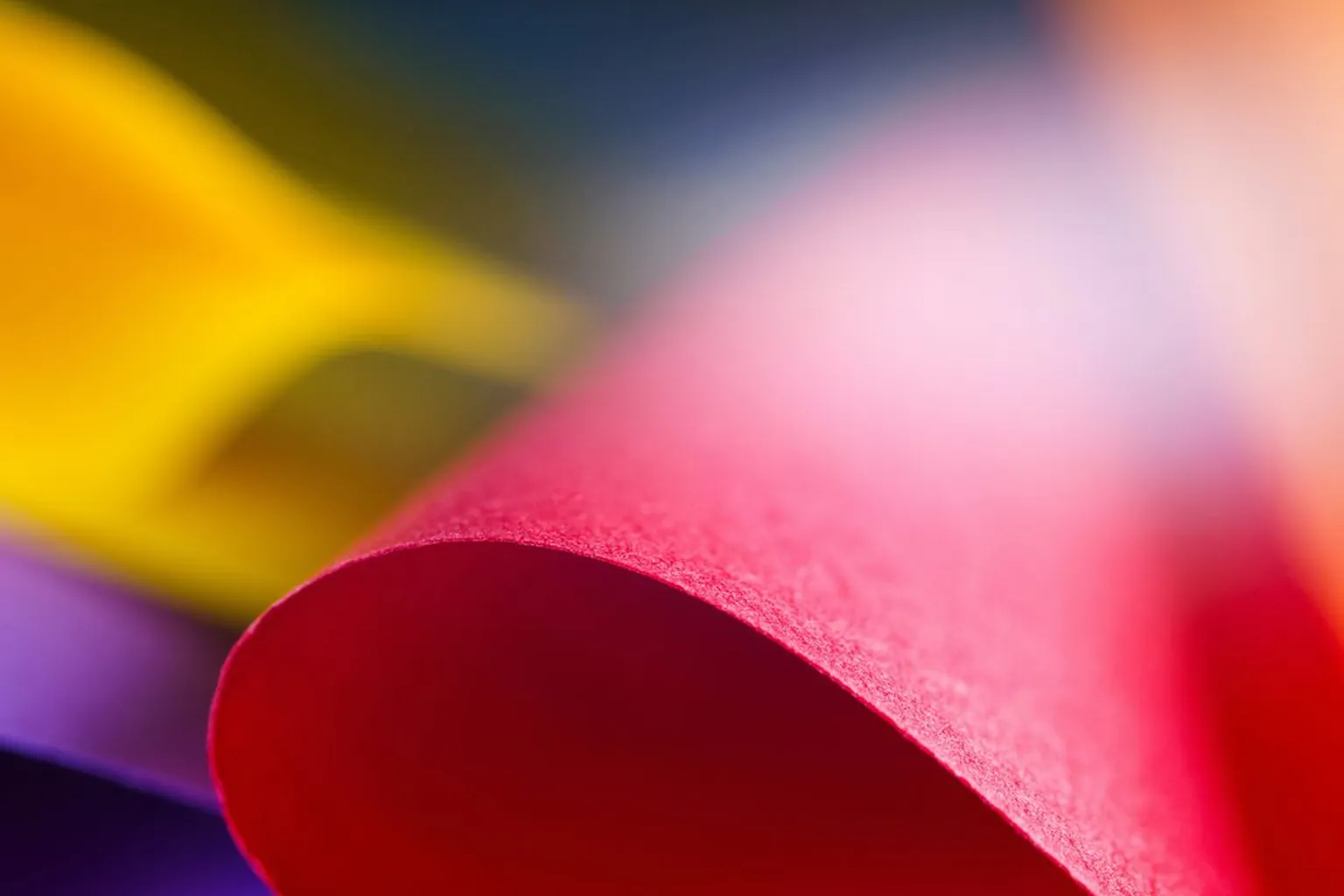 Массив микроскопических RGB-светодиодов microLED крупным планом