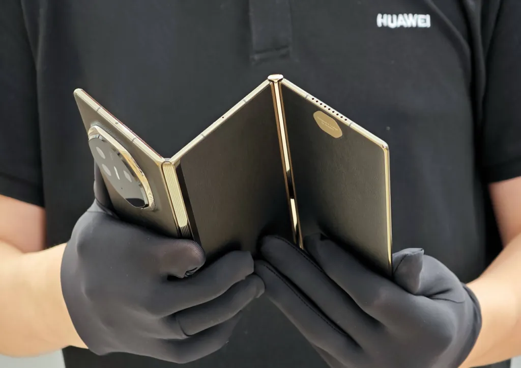 Huawei и Tecno работают над революционными форм-факторами: смартфоны с несколькими секциями экрана для использования в режиме планшета и мини-ноутбука