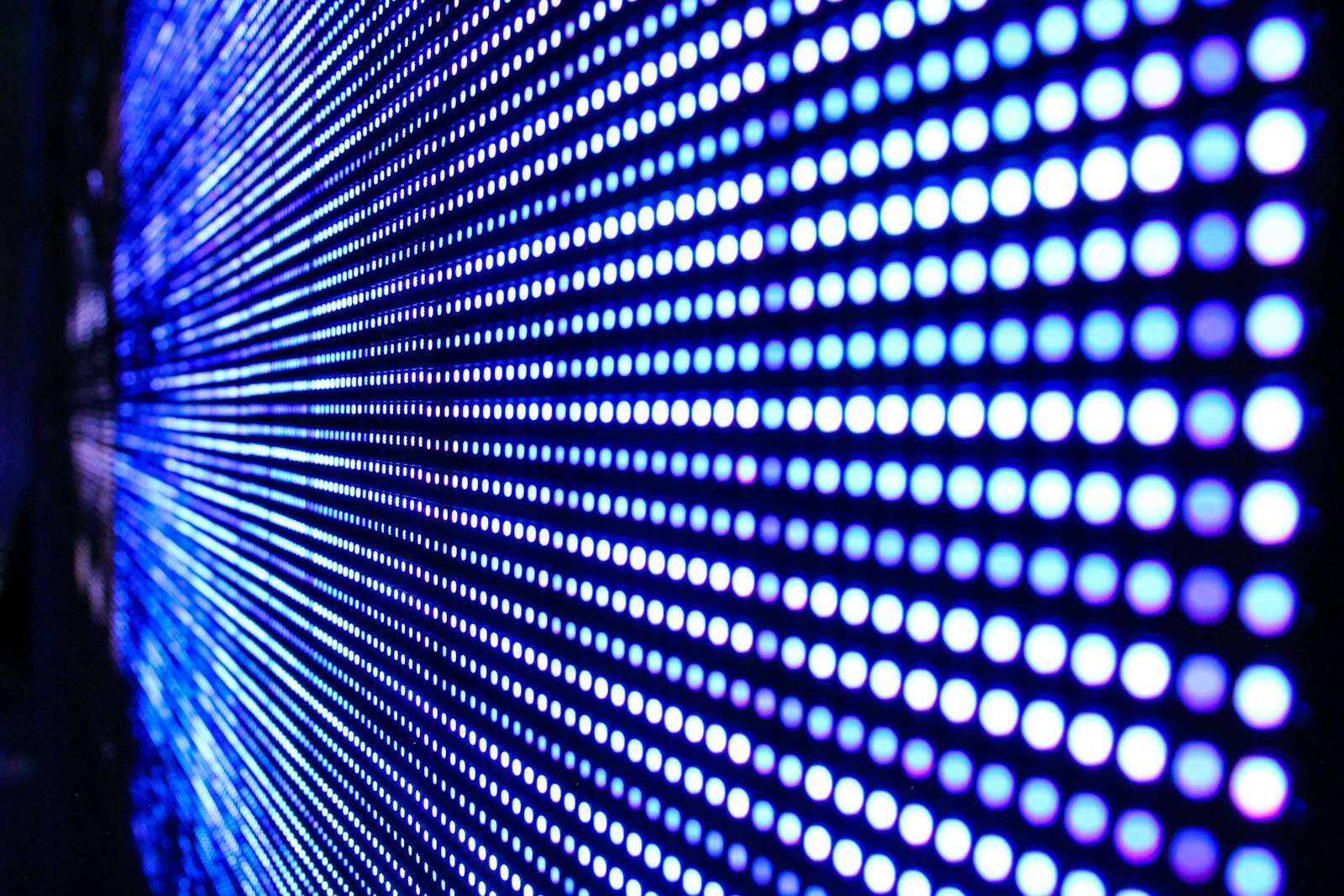 Крупный план матрицы синих светодиодов mini-LED подсветки с разной яркостью зон