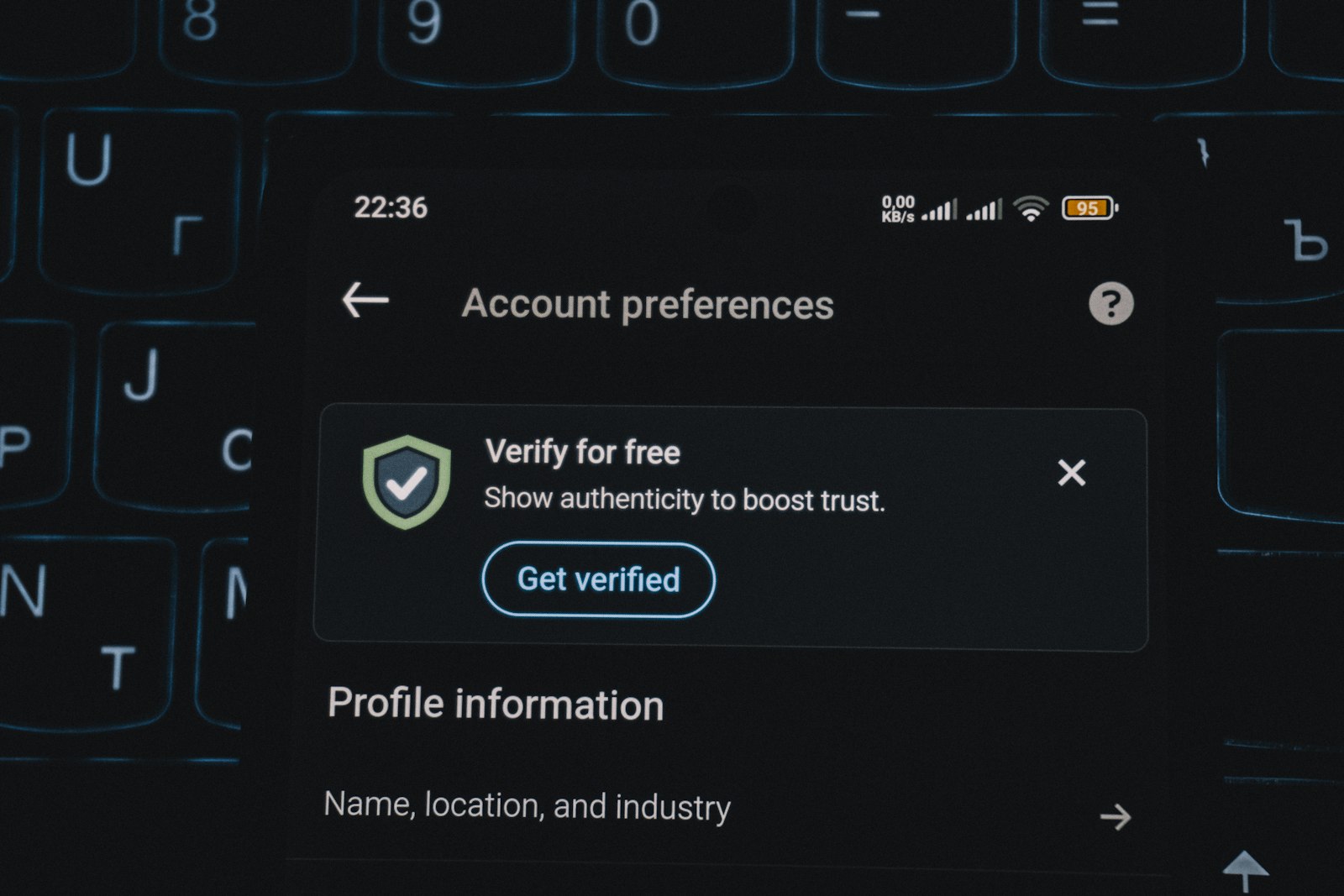 Экран смартфона с запросом верификации аккаунта — Android Developer Verification