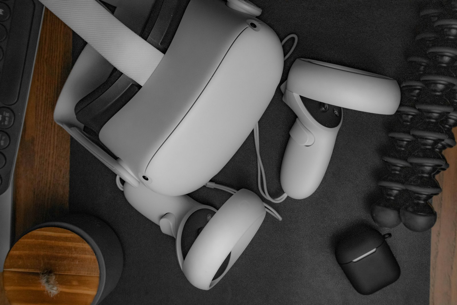 Игровая VR-гарнитура с контроллерами на рабочем столе