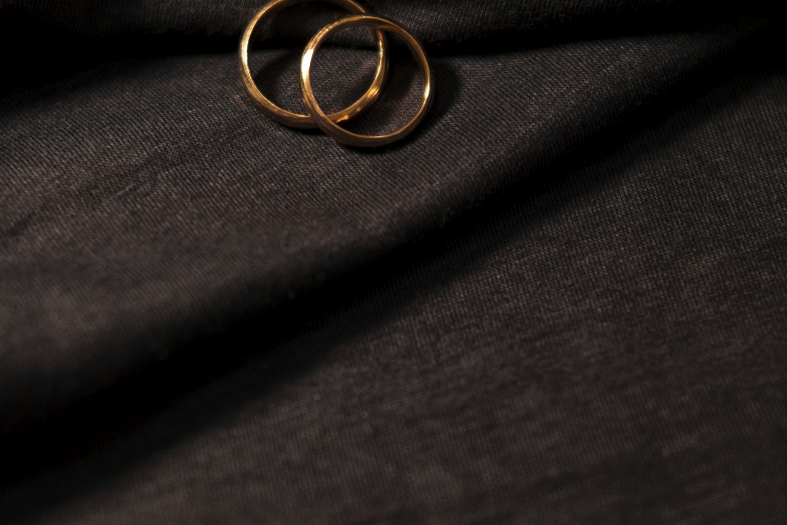 Два минималистичных кольца на чёрной ткани — Circular Ring 3 Pro, анонс IFA 2026