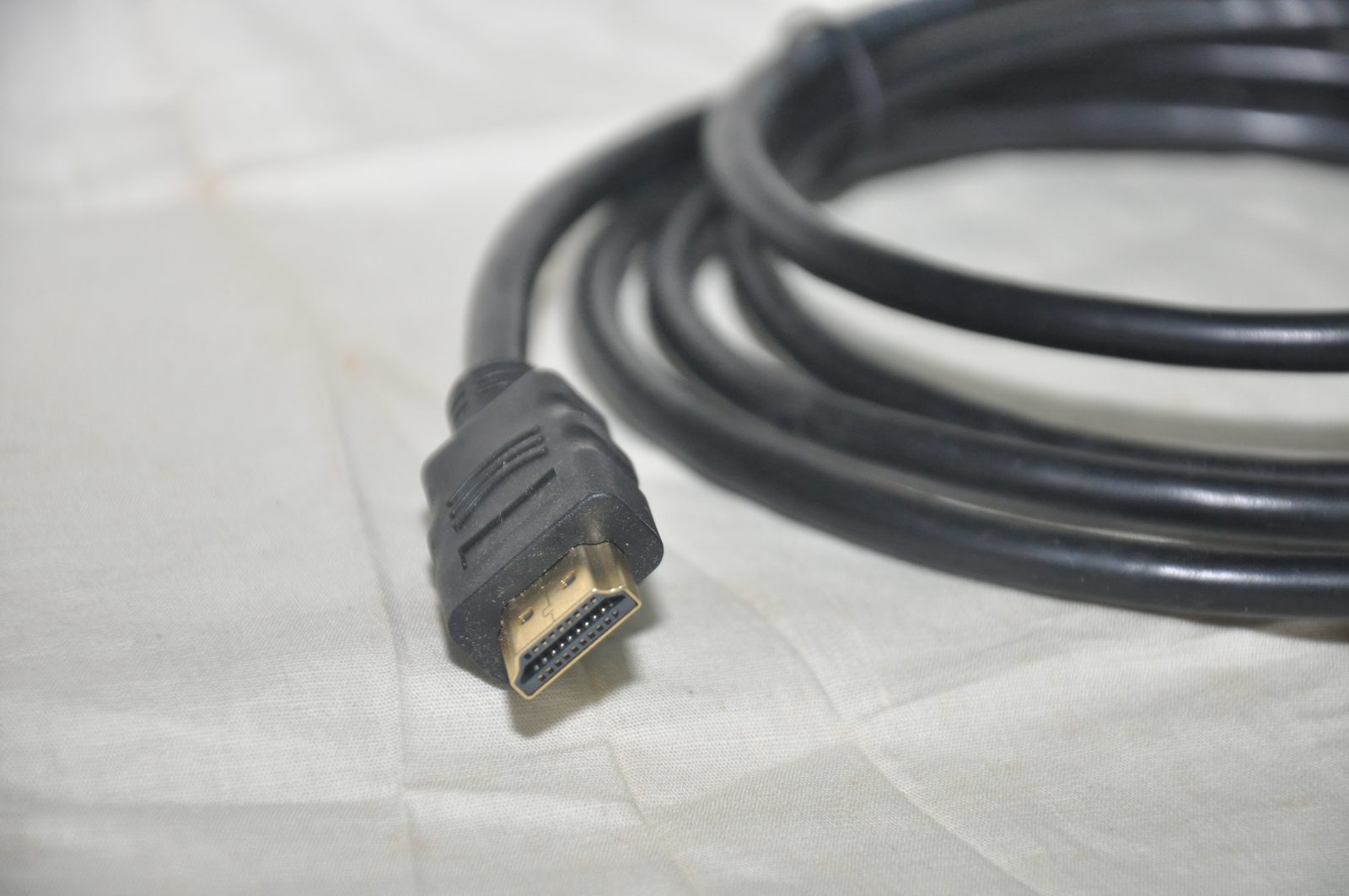 Разъём кабеля HDMI с золотистыми контактами крупным планом
