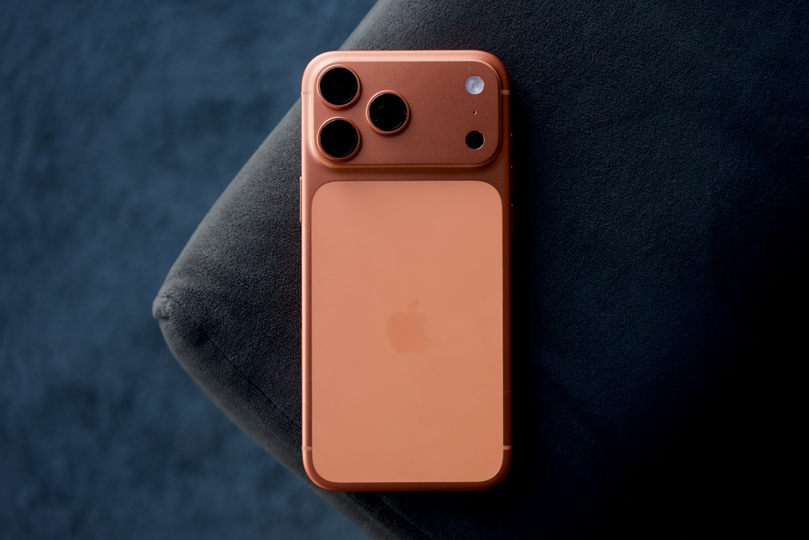 Задняя панель iPhone со сдвоенным блоком камер — иллюстрация к новости о складном iPhone Duo