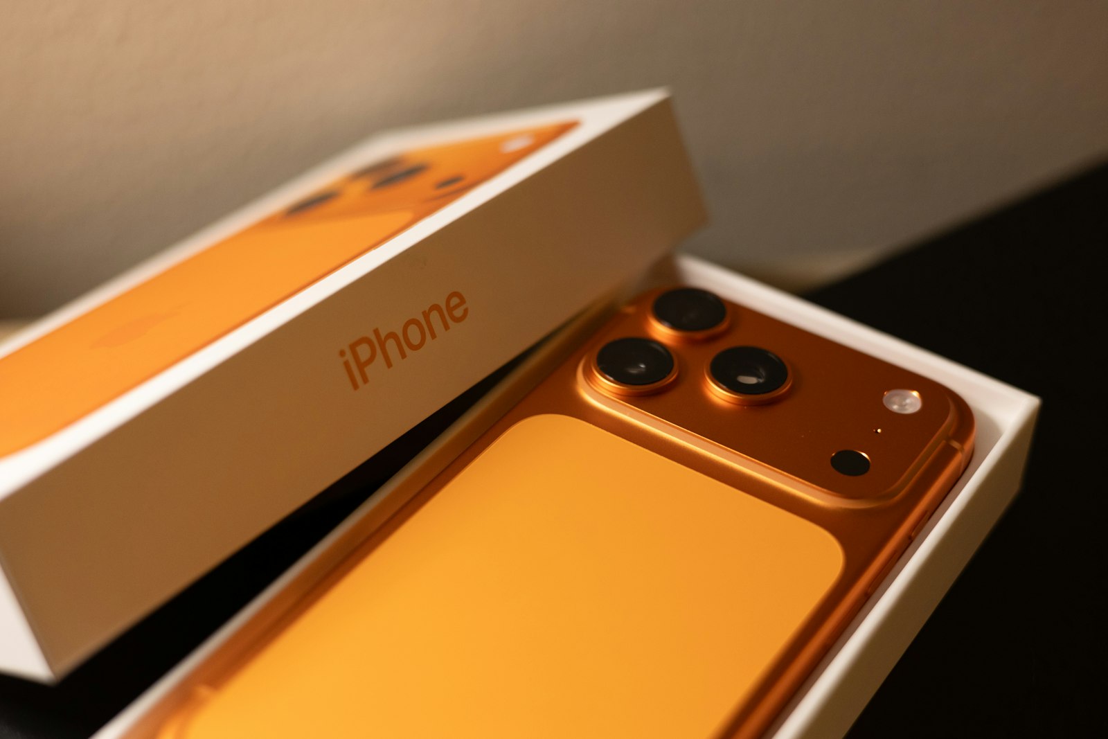 Распакованный iPhone в фирменной коробке — иллюстрация к новости о сдвиге сроков доставки iPhone Duo