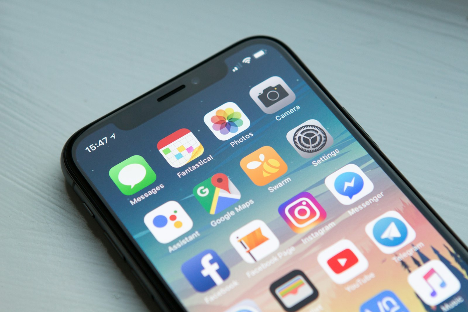 Смартфон с экраном приложений на столе — конец OxygenOS и уход OnePlus из Европы