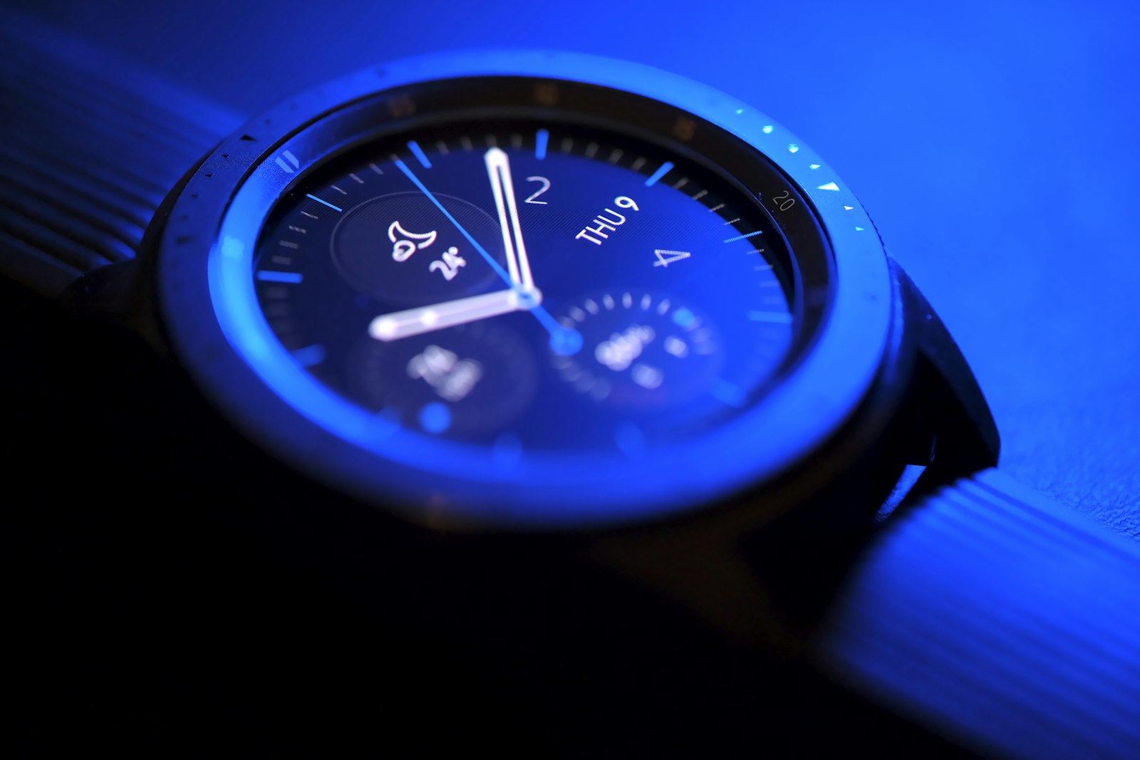Круглые умные часы с синей подсветкой на тёмном фоне — OPPO Watch S2 с режимом FatMax