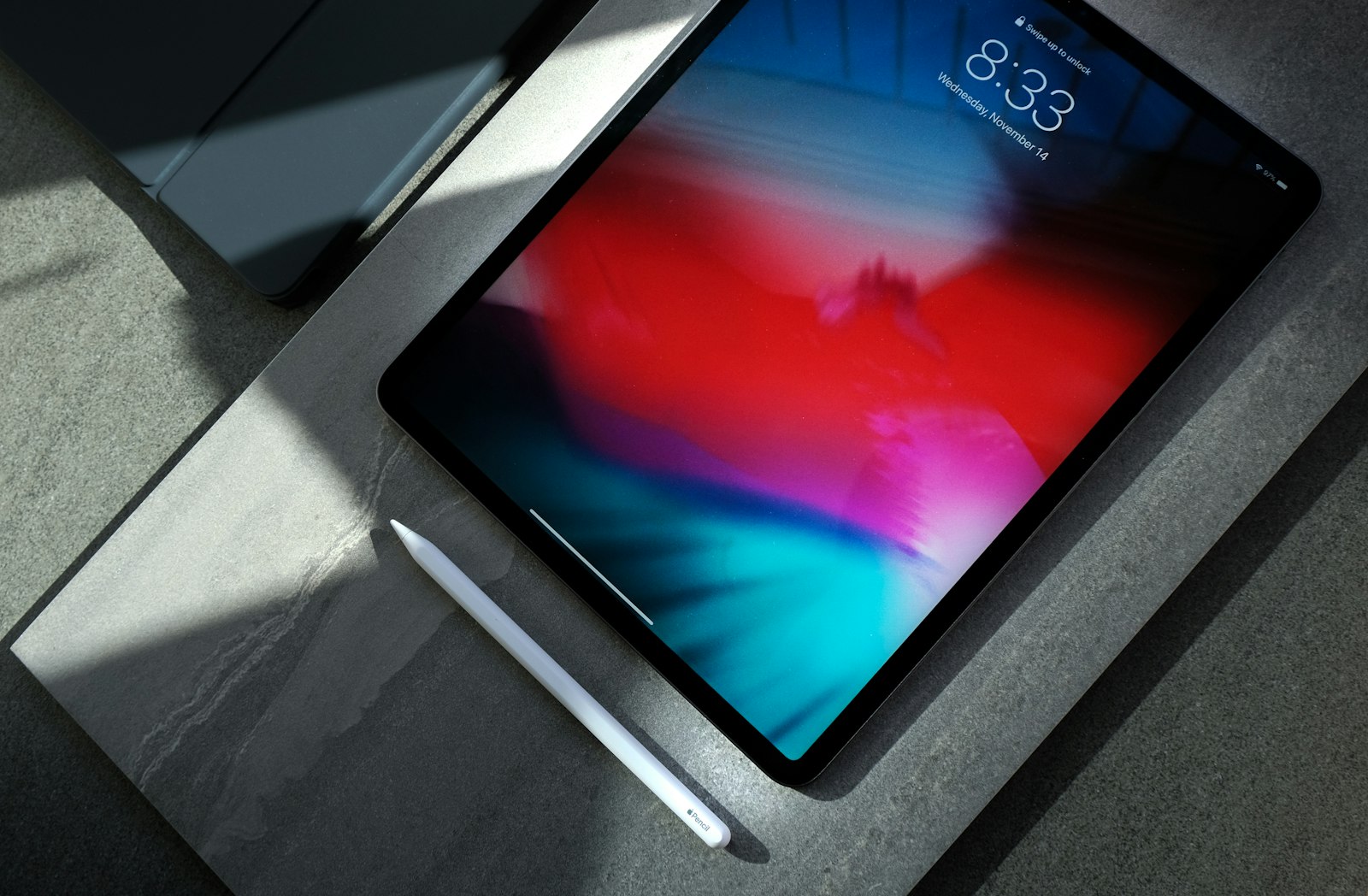 Samsung Galaxy Tab S12 Ultra: планшет со стилусом на столешнице