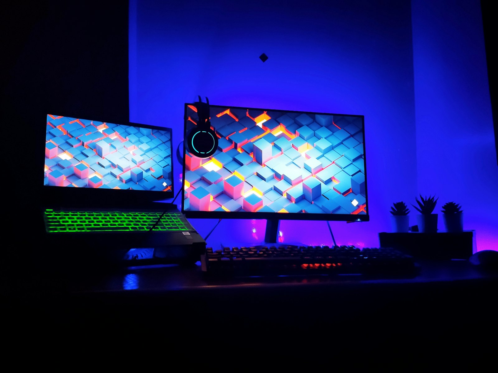 Игровой монитор с ярким RGB-экраном на тёмном столе — иллюстрация к анонсу REDMAGIC 5K MiniLED