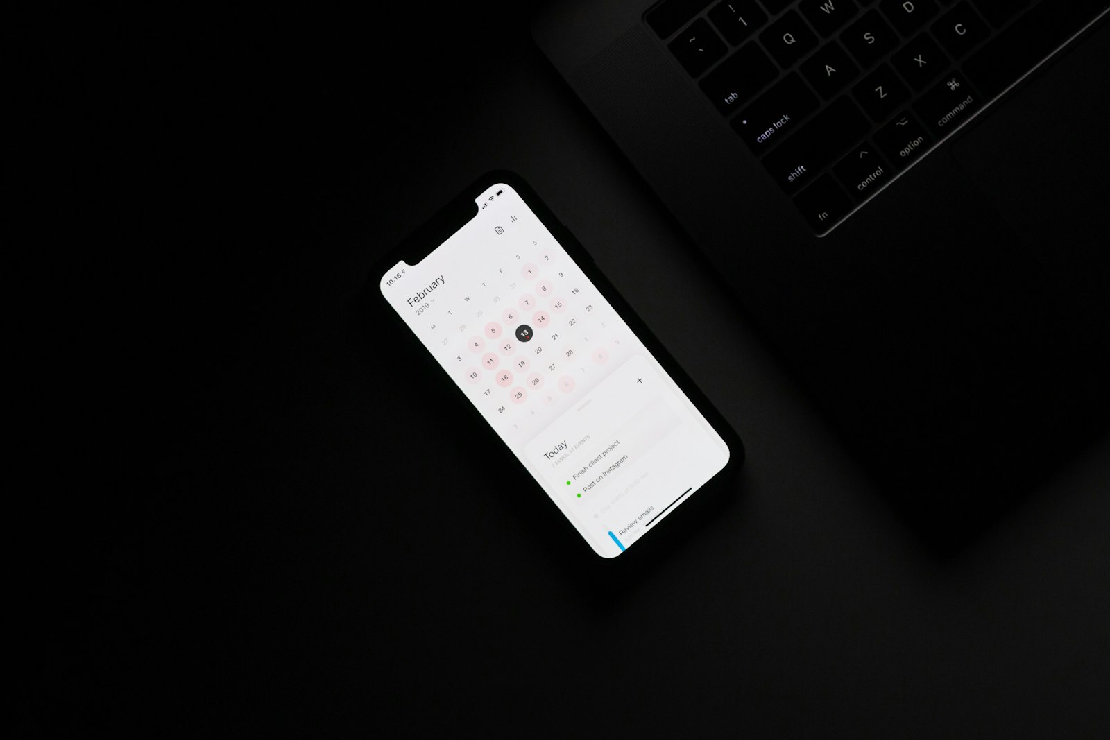 Тёмный смартфон крупным планом на чёрном фоне — иллюстрация к анонсу игрового флагмана RedMagic 12 Pro+