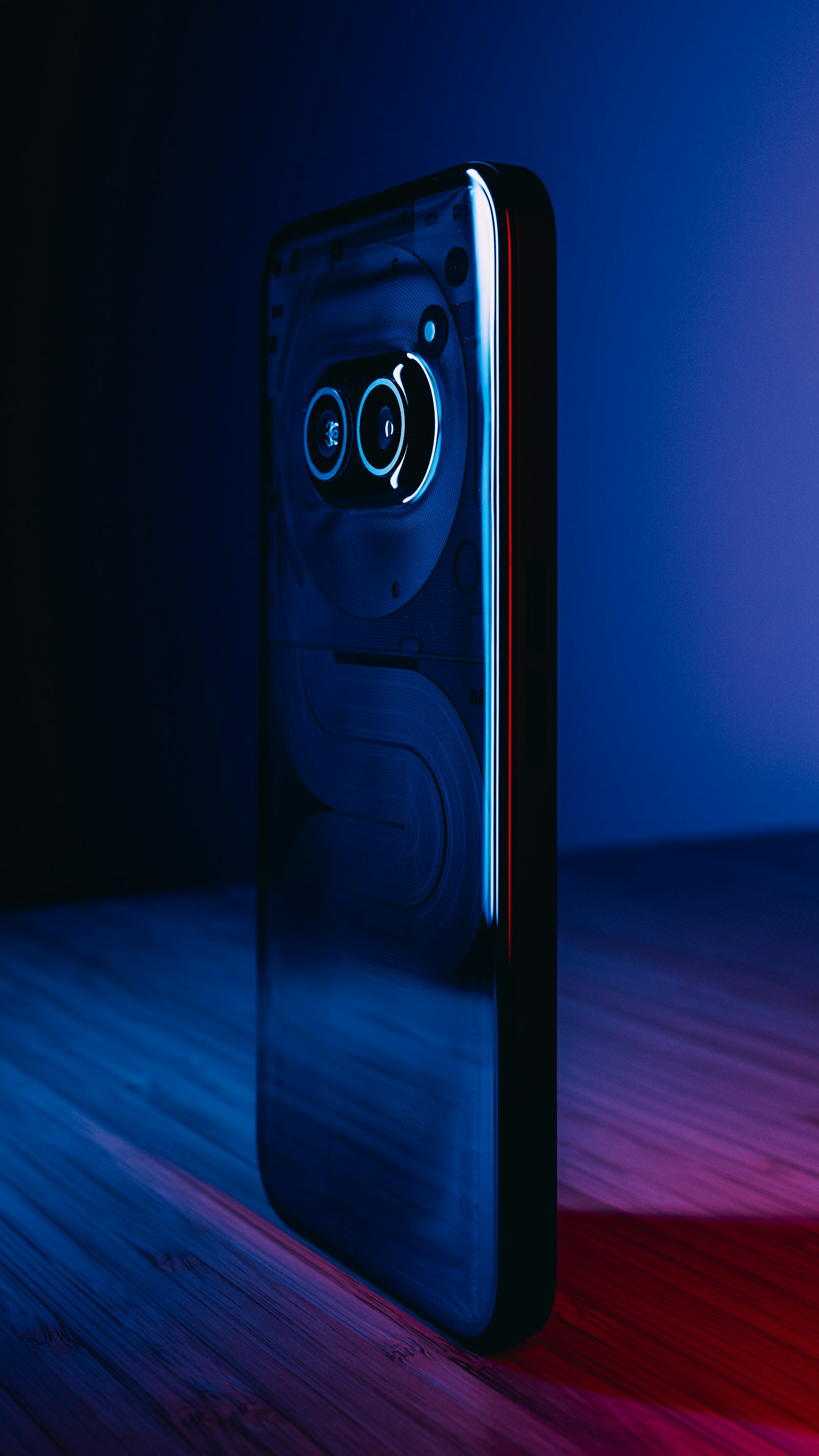 Тёмный игровой смартфон с синей неоновой подсветкой — Tecno Pova 8 Pro AMOLED 144 Гц 2026
