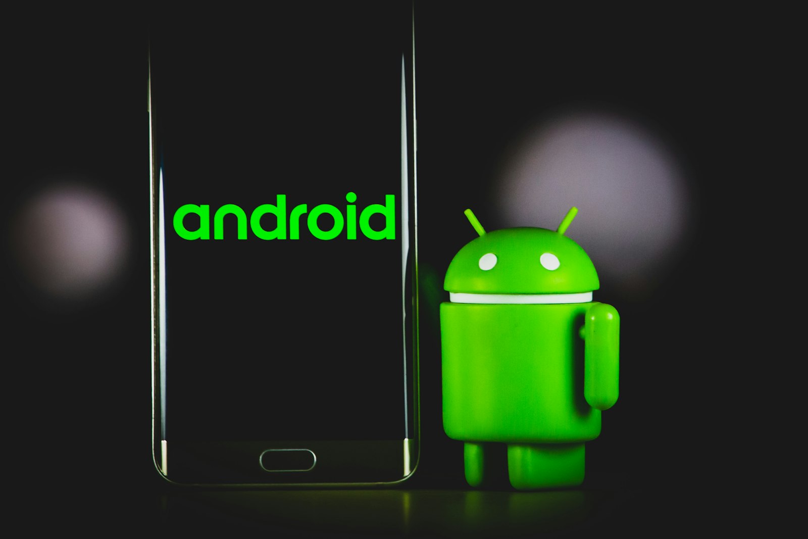 Смартфон на тёмном фоне рядом с логотипом Android — Motorola Edge 70 Plus анонс IFA 2026