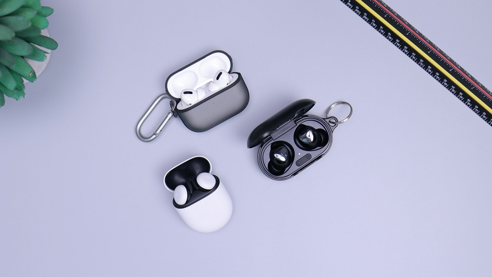 Три пары беспроводных TWS наушников в кейсах — Apple AirPods 5 с ANC 2026