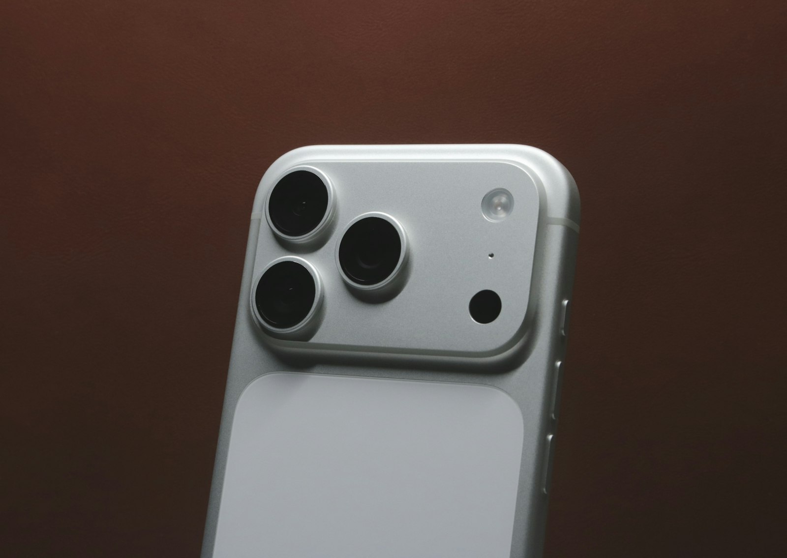 Крупный план тройного блока камер смартфона — обсуждаемый дизайн Redmi Turbo 6 Max по утечкам 2026