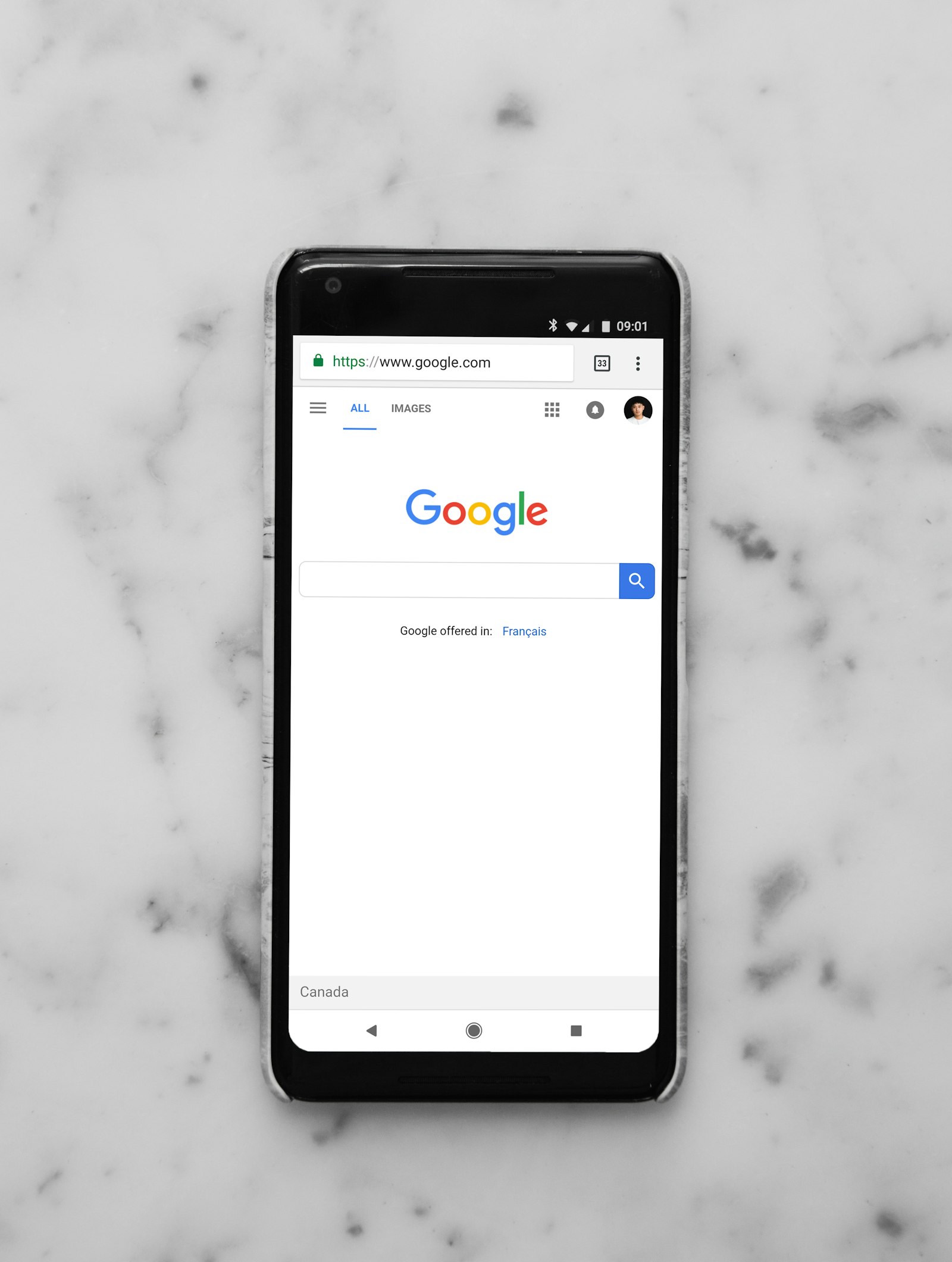 Смартфон с AMOLED-экраном на мраморной поверхности — Vivo V80 2026