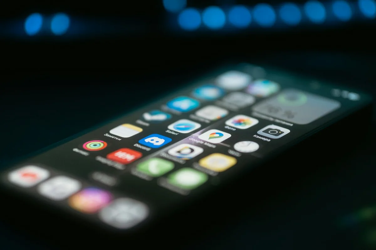 AMOLED-экран смартфона: яркие иконки на глубоком чёрном фоне