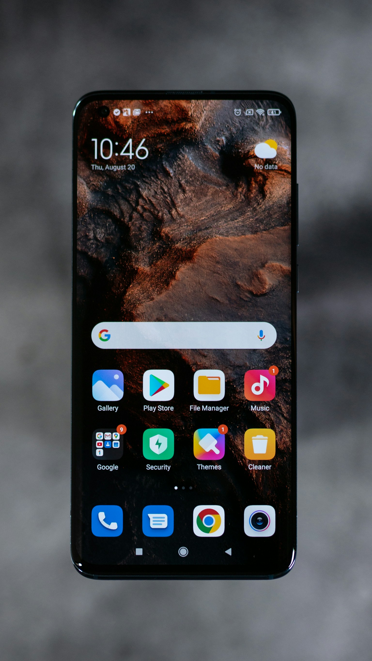 Android-смартфон с экраном на тёмном фоне