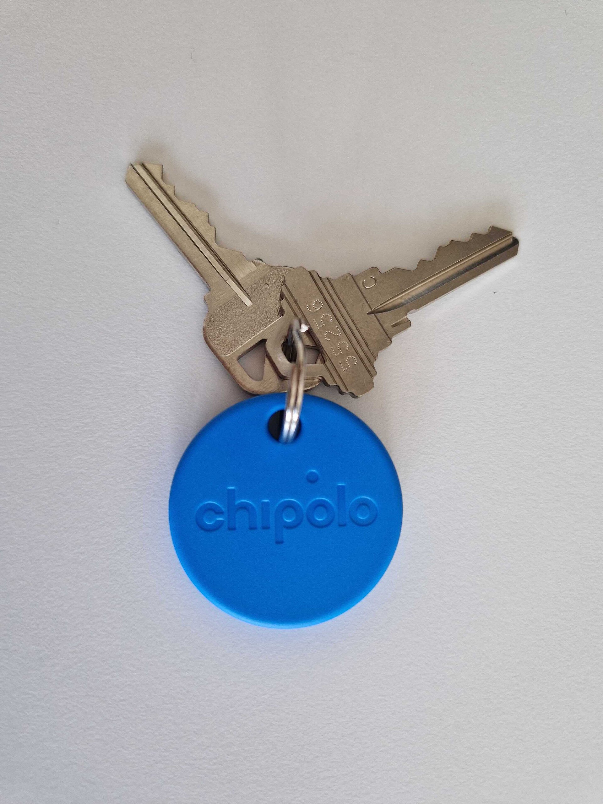 Круглый Bluetooth-трекер Chipolo на связке ключей