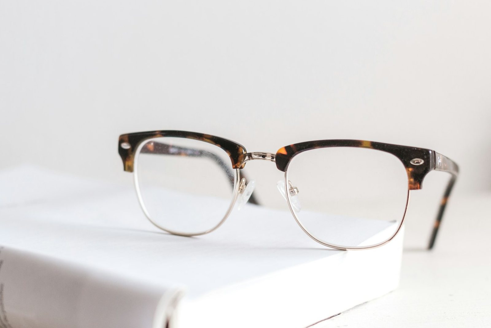 Классические очки крупным планом на светлом фоне — Meta Ray-Ban Display