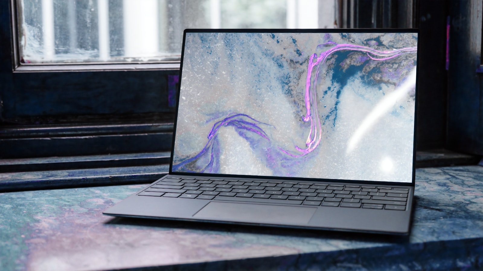 Тонкий серебристый ультрабук Dell XPS 13 2026