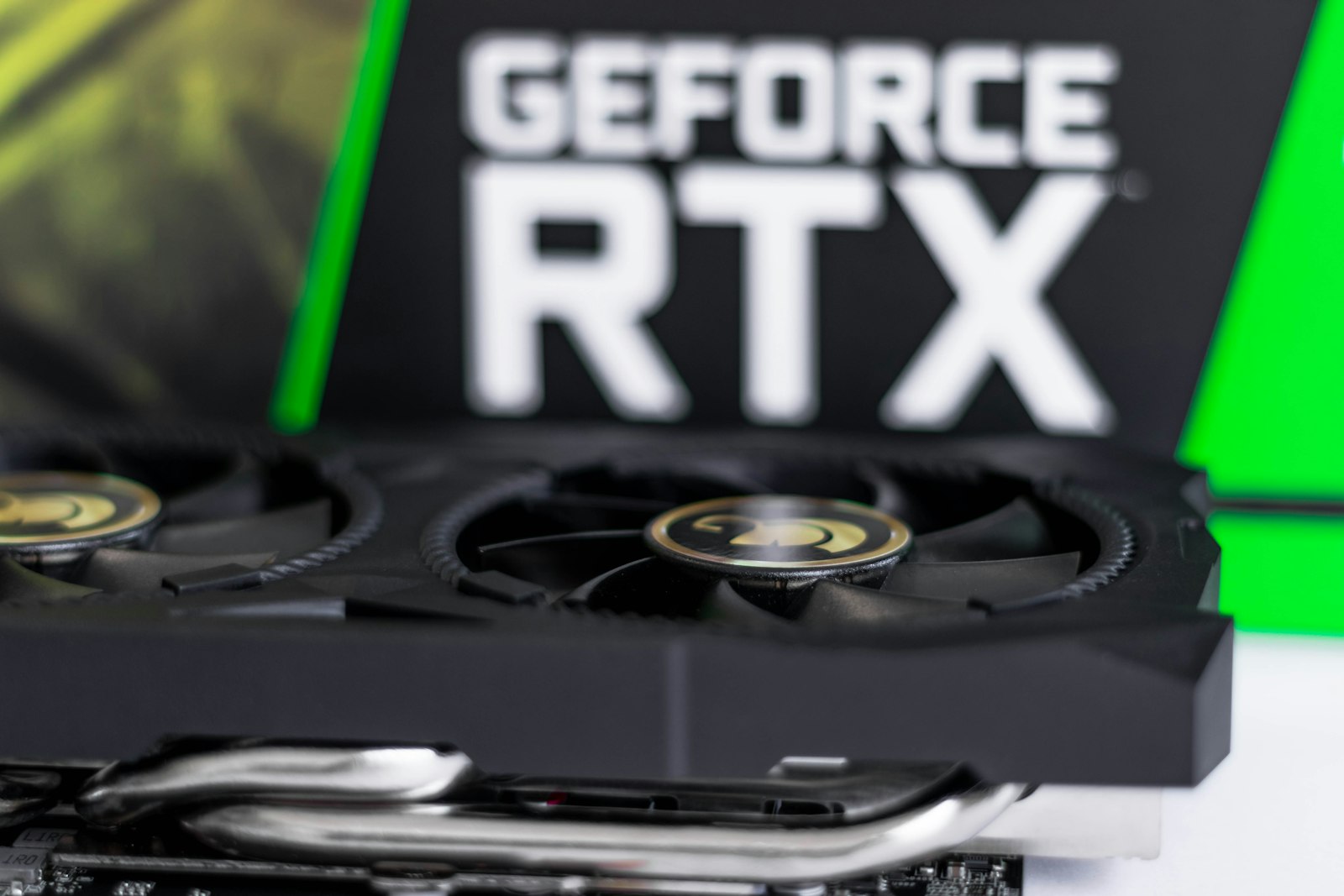 Крупный план игровой видеокарты GeForce RTX с подсветкой — лучшие видеокарты 2026