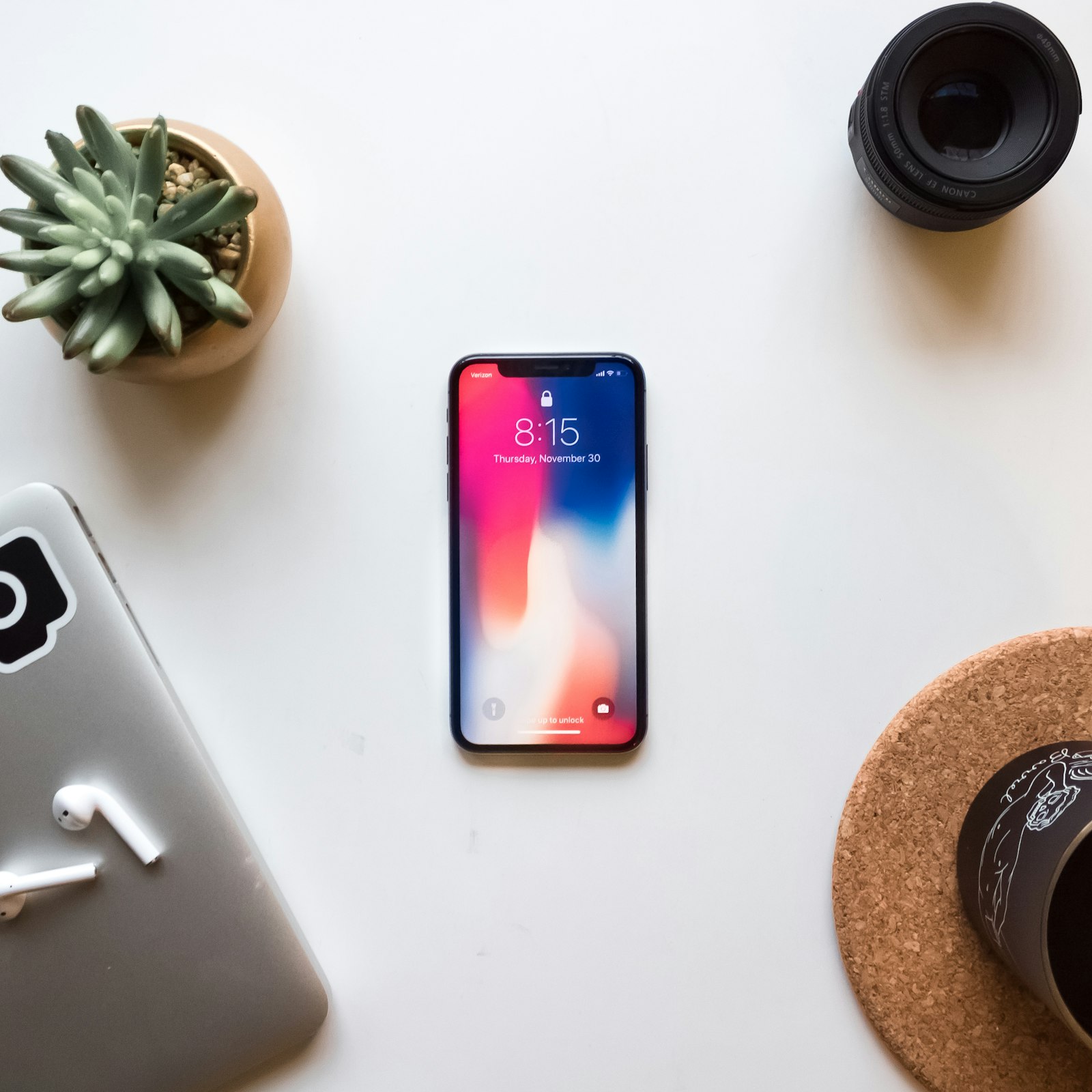 Смартфон с iOS-экраном на столе — iOS 27 и macOS Golden Gate обновление 2026