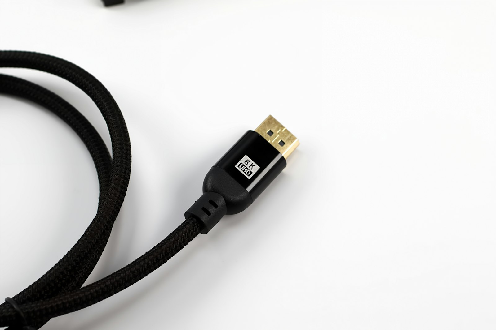Разъём видеокабеля с маркировкой 8K UHD крупным планом