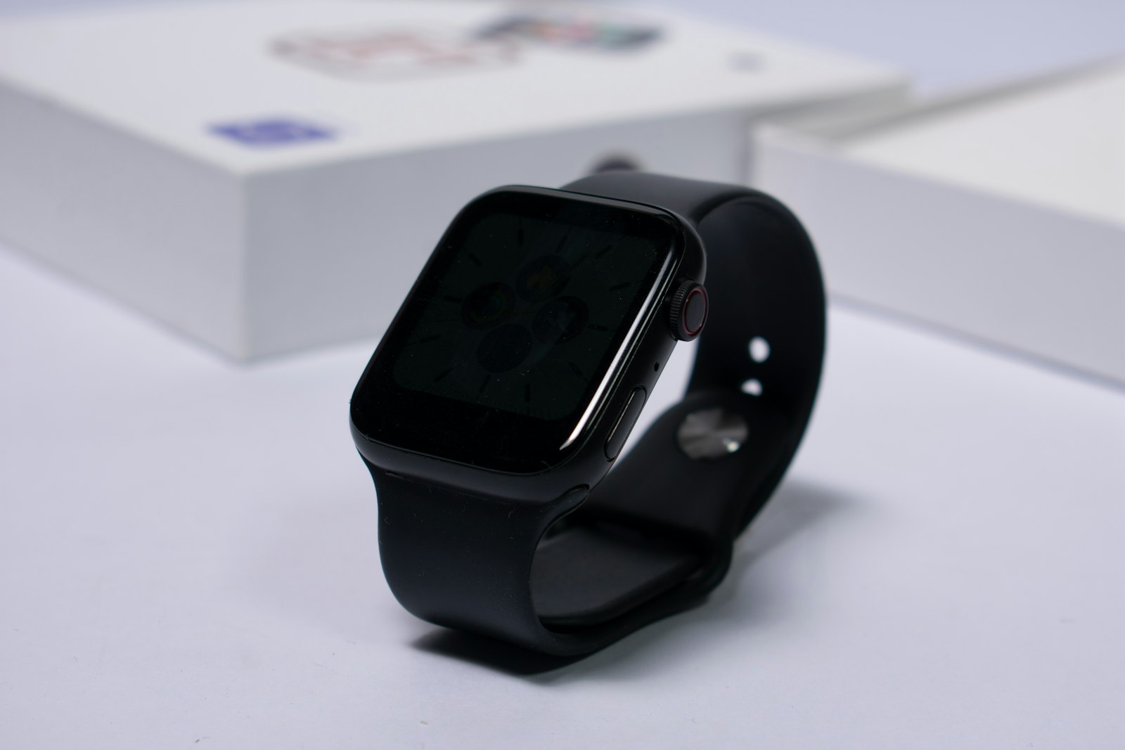 Apple Watch или Garmin: какие смарт-часы выбрать для спорта и жизни